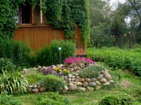 Невелика альпійська гірка в саду