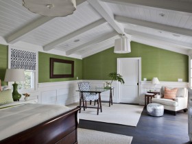 Бело-зеленая гостиная с камином