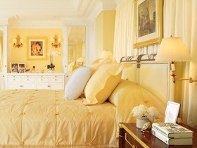 Светло желтая спальня в стиле ампир