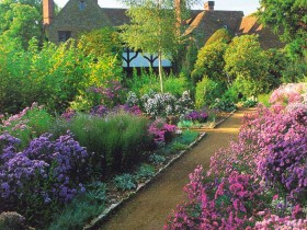 The design of the garden in the English romantic style
