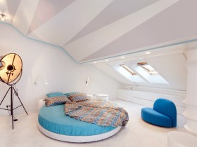 Спальня со скошенным потолком в стиле китч