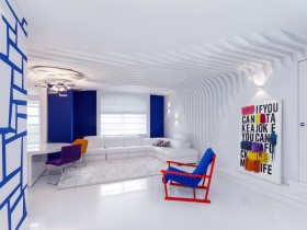 Интерьер белой совмещенной гостиной в стиле китч