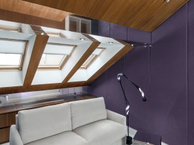 Личный кабинет со скошенным потолком