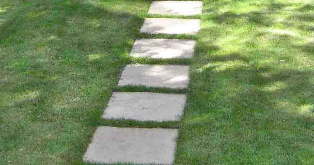 Как сделать бетонные плиты для садовой дорожки своими руками .