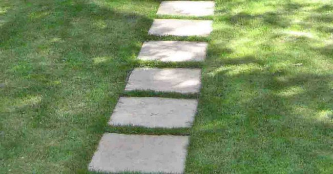 Садовая дорожка из бетонных плит