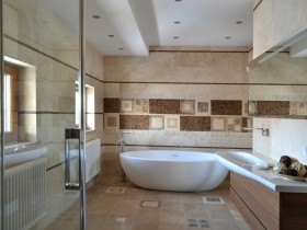 Дизайнерська ванна кімната більшого розміру