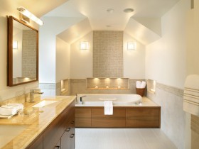 Велика ванна кімната з дерев'яною обробкою