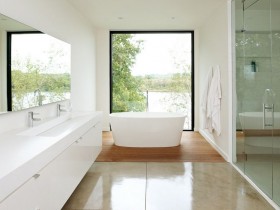 Ванна кімната з великим вікном