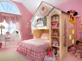 Красива ліжко для маленької принцеси