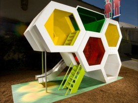 Современный дизайн детской площадки с горкой