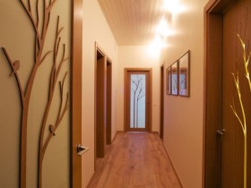 Светлая прихожая-коридор в квартире
