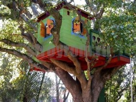 Дитячий будиночок на дереві