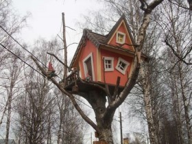 Дитячий будиночок на дереві