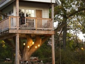 Дитячий будиночок на дереві з зоною відпочинку внизу