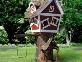 Яскравий дизайн будиночка на дереві