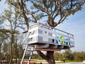 Будиночок на дереві в американському стилі