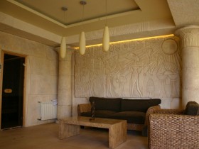 Стіни кімнати в єгипетському стилі