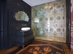 Ванная комната в темных тонах со стеклянным душем
