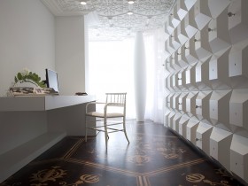 Интерьер комнаты с рельефными стенами в стиле модерн