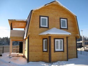 Фасад деревянного двухэтажного дома