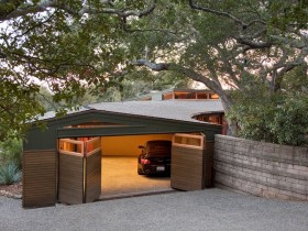 Оригинальный гараж для дачи