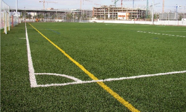 Футбольное поле из спортивного газона