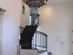 Дизайн сходів і люстри в готичному стилі