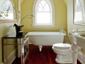 Окно в ванной в стиле готика