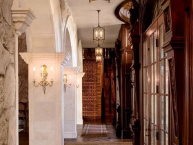 Интерьер коридора в готическом стиле