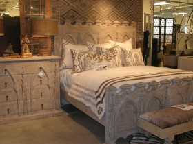 Дизайн кровати в готическом стиле
