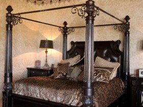 Кровать в спальне стиля готика