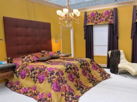 Яркий дизайн спальни с пастельным в цветочек