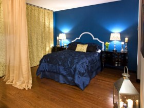 Спальня синего цвета с кремовыми шторами