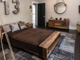 Спальня в стиле эклектика с деревянной мебелью