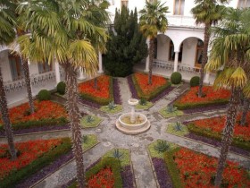 Внутрішній дворик в італійському стилі