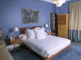 Спальня в темно-синем цвете с белой кроватью