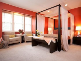 Бело-розовая спальня с кроватью под балдахином