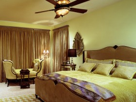 Классическая спальня с ярким текстилем