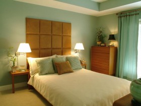 Яркая спальня с деревянными вставками