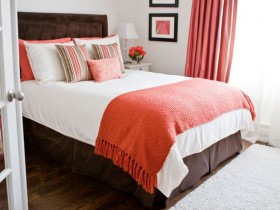 Белая спальня с красными шторами и пастельным бельем