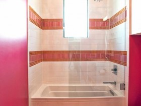 Маленькая ванная комната розового цвета
