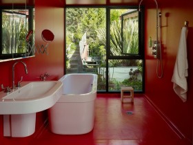 Большая ванная комната красного цвета