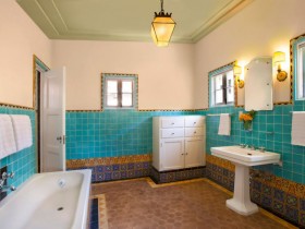 Идея оформления яркой ванной комнаты