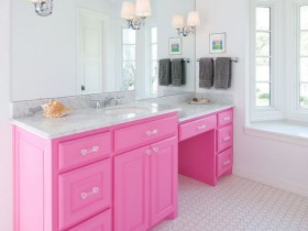 Тумба в ванной розового цвета