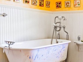 Ванная комната бело-желтого цвета