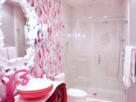Кретаивная ванная розового цвета