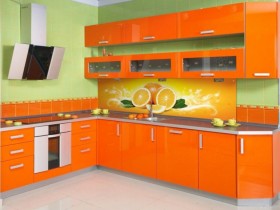 Оранжевая кухня с рисунком апельсина