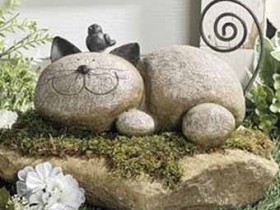 Приклад розфарбованого каменю для саду