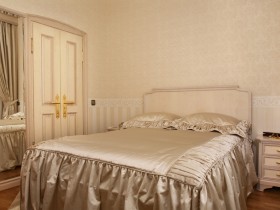 Светлая классическая спальня