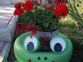The flowerbed in the form of a frog made of old tires